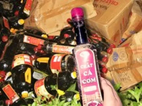 Cả nghìn chai nước mắm bị vứt bỏ ở bụi cỏ ven đường