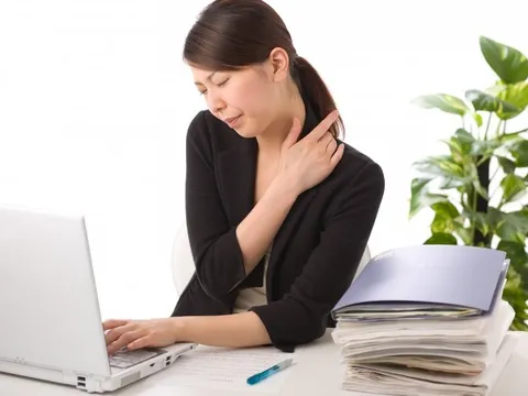 Đau vai gáy: Nên đi khám vì dễ nhầm với các bệnh lý lao cột sống, u phổi
