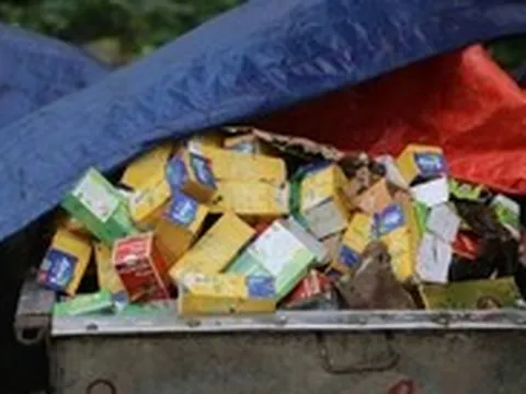 Thực phẩm chức năng, nước mắm, hàng hóa nguyên hộp vứt đầy bãi rác: Cuộc thanh lọc hàng dỏm