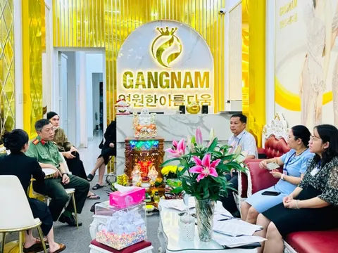 Tin mới vụ cơ sở thẩm mỹ không phép còn căng da mặt cho khách gần phòng bếp