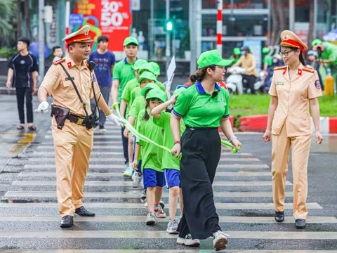 CSGT tăng cường tuyên truyền kỹ năng tham gia giao thông an toàn cho lứa tuổi học sinh