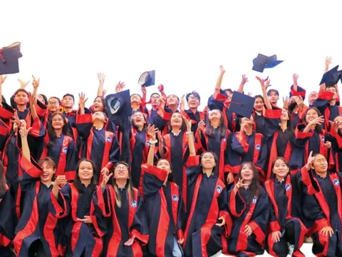 Nâng bước thủ khoa ra đời như thế