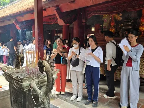 Sĩ tử cầm bút, phiếu dự thi lên Văn Miếu cầu may trước kỳ thi THPT 2025