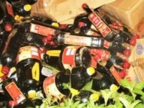 Ngàn chai nước mắm bị vứt ven đường: Điều tra, xử phạt người vứt, truy nguồn gốc