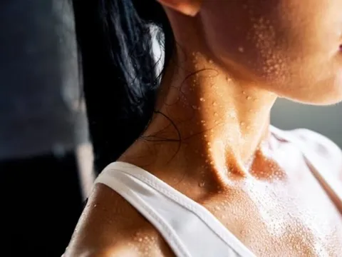 Dấu hiệu cảnh báo đau tim, mắc ung thư chỉ từ... giọt mồ hôi