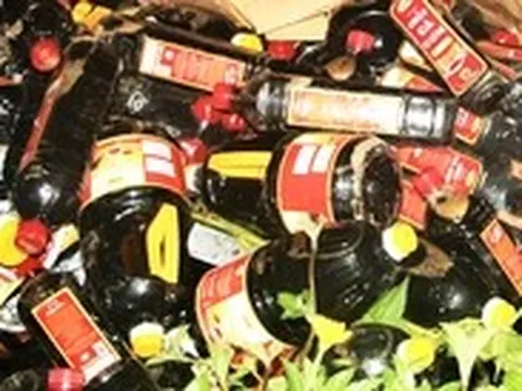 Vụ ngàn chai nước mắm vứt ven đường: Đã xác định được người liên quan