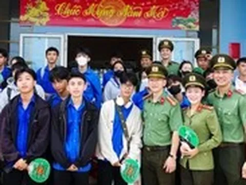 142 thí sinh huyện đảo Kiên Giang vượt biển đi thi tốt nghiệp