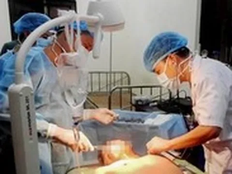 Ngư dân bị cá kìm đâm vào cổ khi đang lặn biển