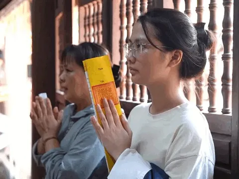 Hàng trăm Sĩ tử đến chùa Đậu cầu may trước kỳ thi THPT 2025