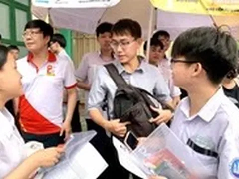 Thầy cô túc trực tại điểm thi tốt nghiệp THPT 'tiếp sức' học trò