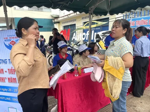 Nhiều giáo viên, cán bộ thôn thi tốt nghiệp THPT