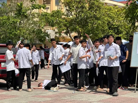 Thí sinh ngất xỉu giữa sân trường sau giờ thi Ngữ văn tại TP Hà Tĩnh