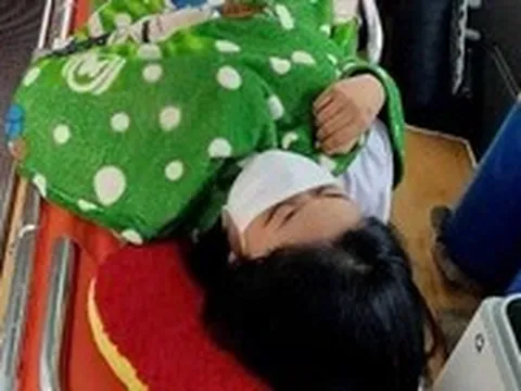 Nữ sinh nằm xe cứu thương đi thi tốt nghiệp