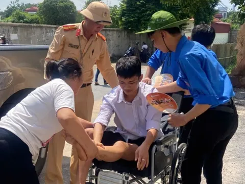 Thí sinh đi xe lăn đến làm thủ tục thi tốt nghiệp