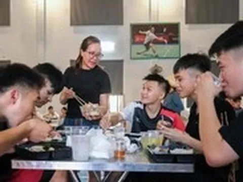 Bữa cơm đong đầy yêu thương của cha mẹ trong 'ký túc xá dã chiến' mùa thi