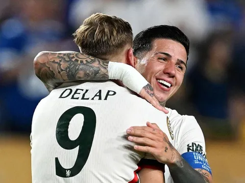 Chelsea thắng đậm nhưng vẫn mất ngôi đầu phút cuối