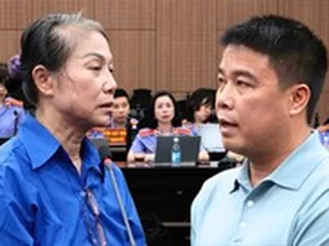 Bà Hoàng Thị Thúy Lan bật khóc, nghẹn ngào nói 'gia đình tôi rất hoàn cảnh'