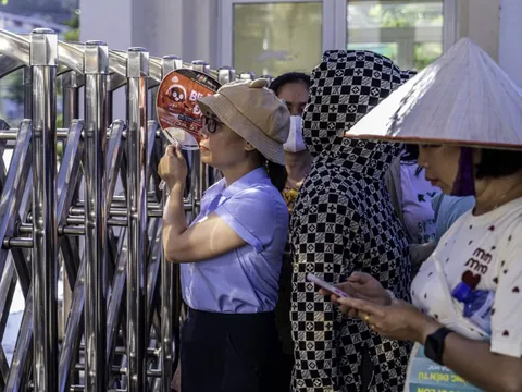 Phụ huynh đội nắng nhiều giờ chờ sĩ tử ở cổng trường