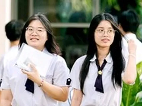 Thí sinh vui vẻ vì đề thi văn tốt nghiệp THPT 2025 nhẹ nhàng