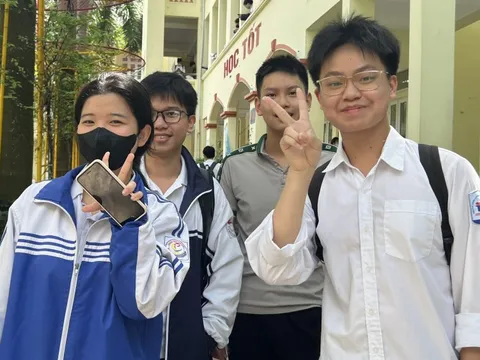 Sỹ tử hoàn thành 'môn thi áp lực nhất': Cập nhật đề thi, giải đề Toán