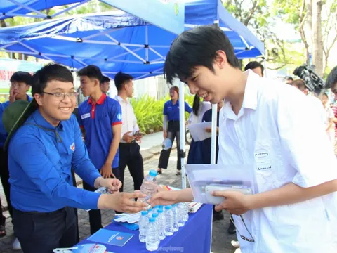 Nụ cười từ 'áo xanh' đất võ, Đà Nẵng tiếp sức thi tốt nghiệp THPT Quốc gia 2025
