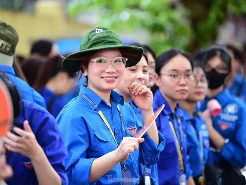 Tiếp sức mùa thi trên ‘con đường đẹp nhất Hà Nội’