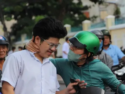 Sỹ tử, thầy chùa, chiến sỹ... những khoảnh khắc lặng người trong mùa thi tốt nghiệp