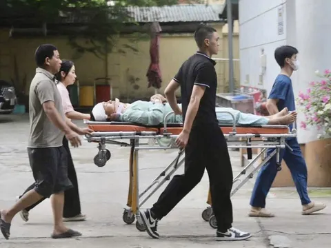 Nam sinh gặp tai nạn, nén đau đến điểm thi bằng cáng