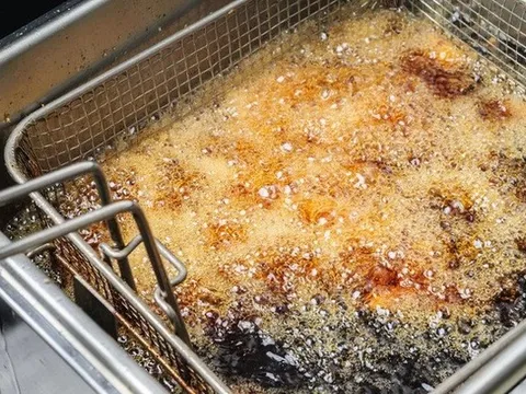 Dầu ăn chăn nuôi 'phù phép' thành dầu ăn cho người: Bộ Y tế khuyến cáo người dân