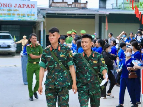 Chiến sĩ trẻ ôn thi trong doanh trại, nuôi ước mơ vào Học viện Biên Phòng