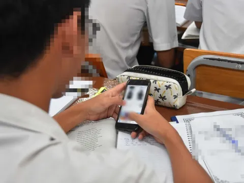 Chiếc điện thoại quên rút, tan vỡ cả kỳ thi