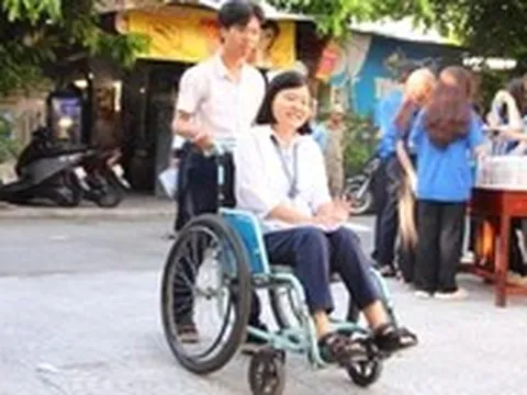 Hình ảnh xúc động kỳ thi tốt nghiệp THPT 2025: Tình bạn đẹp bên chiếc xe lăn