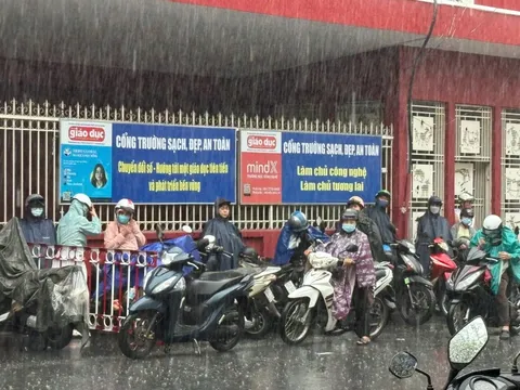 Xúc động hình ảnh phụ huynh TPHCM đội mưa chờ con thi tốt nghiệp