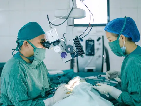 Hành trình hồi sinh đôi mắt của hai cụ bà U80 và U90 ở tuổi xế chiều