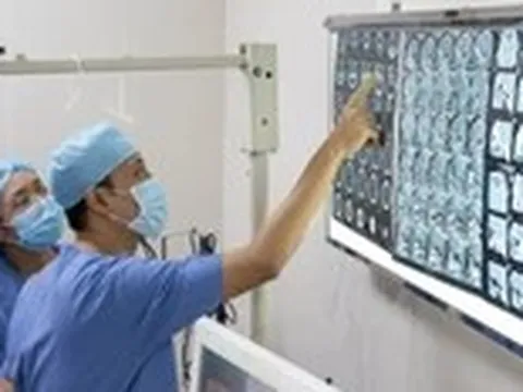 Hàng xóm dùng đũa nhựa đâm vào mắt, nhãn cầu phải của bệnh nhân bị biến dạng nặng