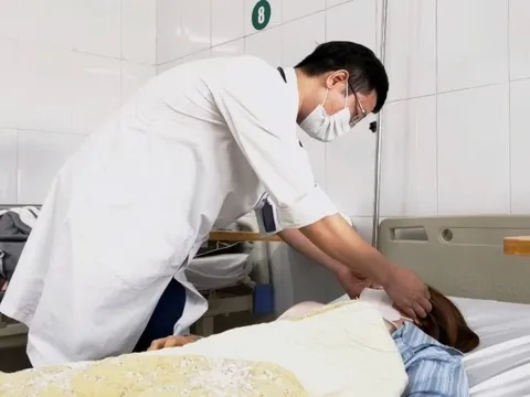 Người phụ nữ 32 tuổi cấp cứu vì biến chứng do nặn mụn sai cách