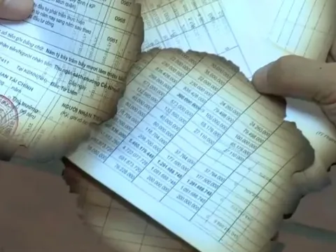 Luật sư nói về vụ đốt tài liệu cạnh trụ sở UBND phường ở Hà Nội