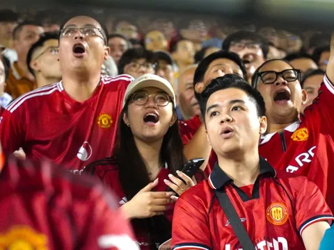 Fan MU phủ sắc đỏ trên sân vận động Hòa Xuân