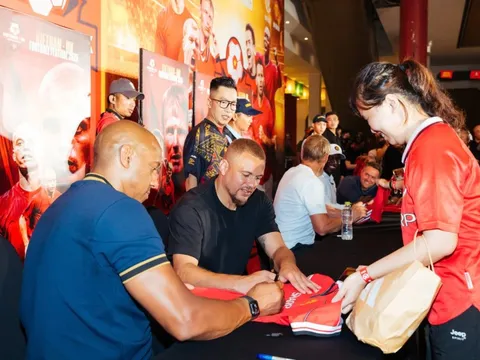 Bỏ bạc triệu xin chữ kí sao MU, fan nổi đóa vì ban tổ chức ‘lật kèo’