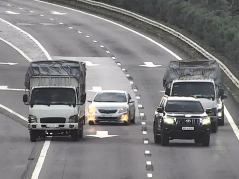 Tài xế ô tô bị khởi tố vì chèn ép nhau trên cao tốc Nội Bài - Lào Cai