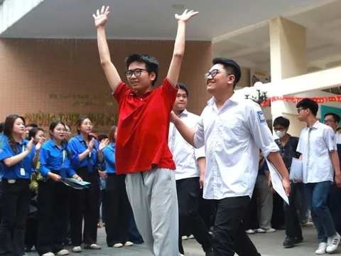 Phổ điểm môn Hóa 2025: Khó chạm điểm 10, dễ đạt điểm sàn