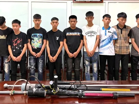 Triệu tập thêm 10 đối tượng liên quan vụ cầm hung khí, phóng xe tốc độ cao 'khoe' trên TikTok