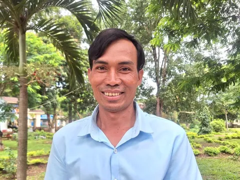 Trưởng thôn đi thi tốt nghiệp: Có bằng để dân tin, vợ khỏi la