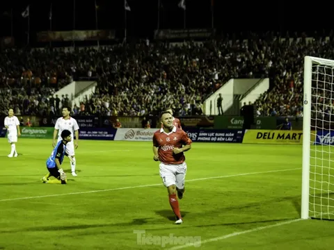 Michael Owen mở tỷ số, các huyền thoại MU giành chiến thắng trước Việt Nam All Stars