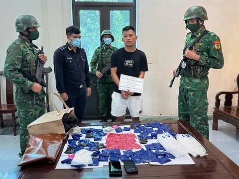 Bắt hai đối tượng xách lô ma tuý ‘khủng’ từ Lào về Việt Nam