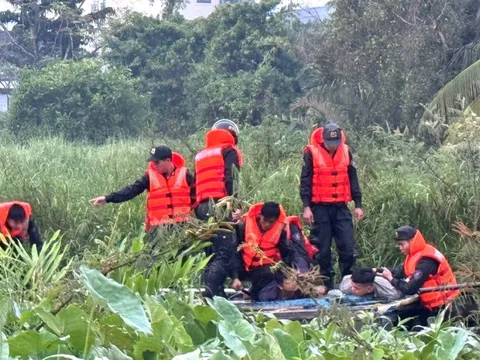 Hàng chục cảnh sát bao vây bắt ghe hút cát trên sông Đồng Nai