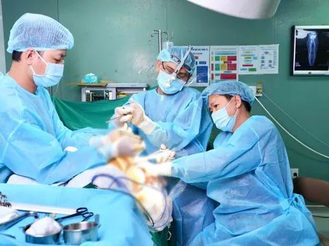 Nữ Việt kiều đi nửa vòng trái đất về nước điều trị hội chứng hiếm gặp