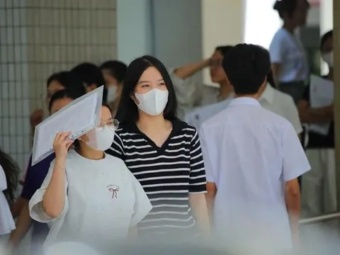 Đề thi tốt nghiệp THPT 2025, môn Toán, tiếng Anh: Quá mới, quá khó để làm gì?!