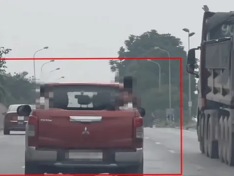 Xử phạt tài xế ô tô bán tải chở 6 cháu bé trên thùng xe ở Đại lộ Thăng Long