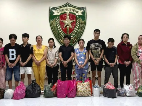 Phá đường dây sản xuất gần 70.000 chai dầu gió giả ở TPHCM